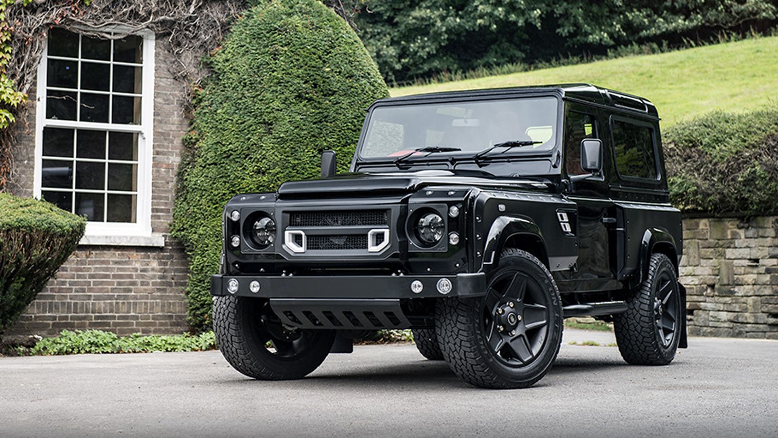 Μαζί με τη νέα «μύτη», το τελευταίο Kahn Design Flying Huntsman διαθέτει τελείως custom αμάξωμα. Νέα μάσκα με LED φώτα, φουσκωμένα φτερά και νέοι αερα